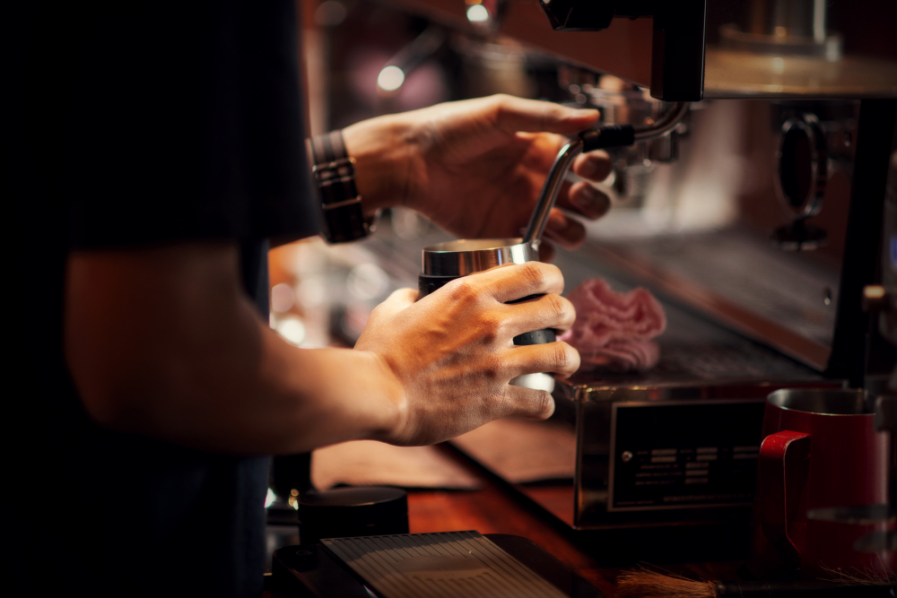 barista membuat kopi