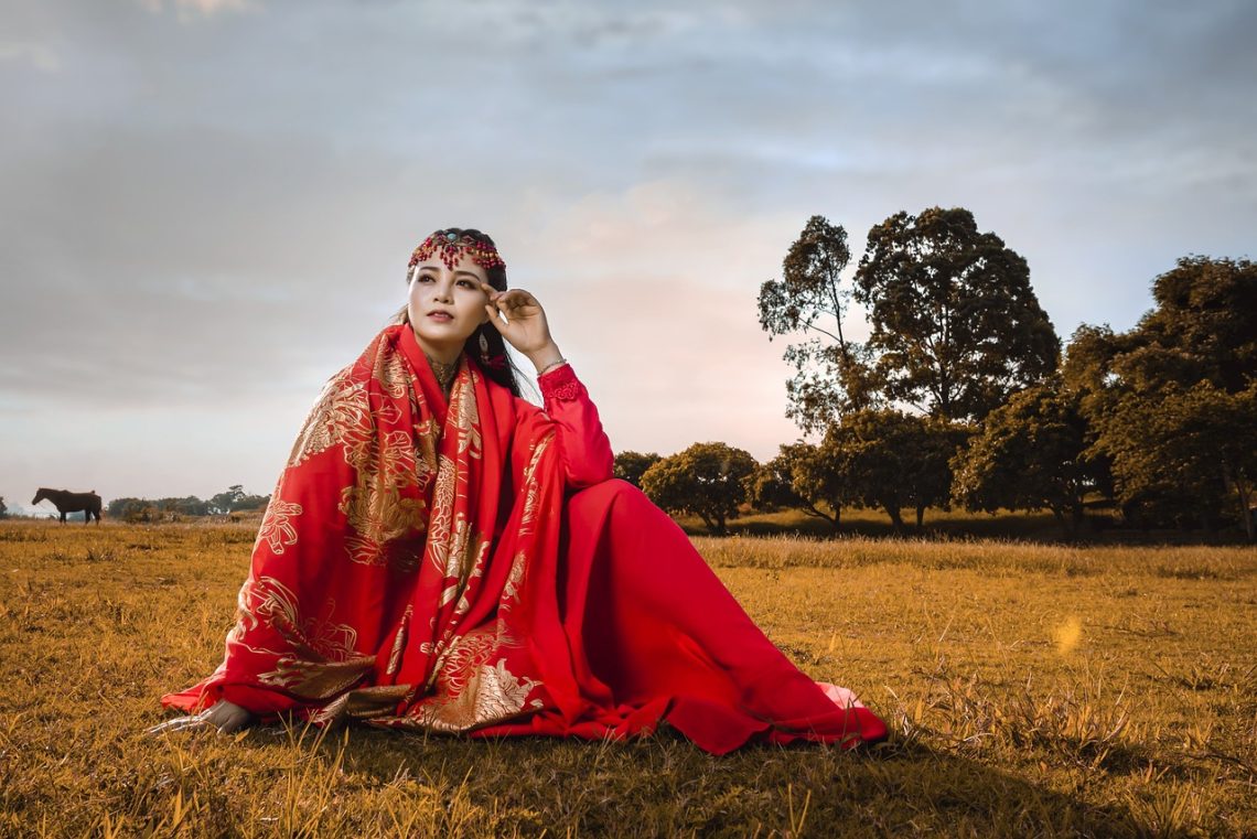 gambar wanita sedang duduk di taman