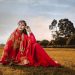 gambar wanita sedang duduk di taman